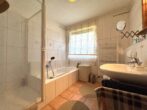 Bad mit Dusche und Wanne
