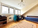 RUDNICK bietet WEITBLICK: Helle und gepflegte Dachgeschosswohnung mit Dachterrasse - Kinder-/Arbeitszimmer