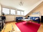 RUDNICK bietet WEITBLICK: Helle und gepflegte Dachgeschosswohnung mit Dachterrasse - Wohnzimmer
