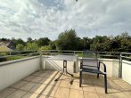 RUDNICK bietet vermietete 3-Zimmer-Eigentumswohnung mit Garage und Balkon - Balkon mit sonniger Aussicht