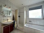RUDNICK bietet vermietete 3-Zimmer-Eigentumswohnung mit Garage und Balkon - Badezimmer
