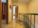 RUDNICK bietet WOHLFÜHLEN – Gepflegtes Reihenendhaus mit Garten! - Treppe mit Treppenlift