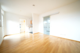 RUDNICK bietet: Barrierefreie 2 Zimmerwohnung mit Sonnenterrasse im Herzen von Bad Nenndorf - Wohnzimmer mit Küche