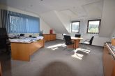 RUDNICK bietet 6 x RENDITE: Bürogebäude mit Fahrzeughalle in guter Lage - Büroraum Hauptgebäude