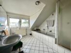 RUDNICK bietet BESTLAGE: vermietete 2-Zimmer-Dachgeschosswohnung mit Loggia - Bad mit Dusche und Wanne