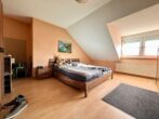 RUDNICK bietet BESTLAGE: vermietete 2-Zimmer-Dachgeschosswohnung mit Loggia - Schlafzimmer