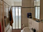 RUDNICK bietet URBANES KLEINOD: Schöne Wohnung mit Renditepotenzial im Herzen von Hannover - Tageslicht Dusch-Bad