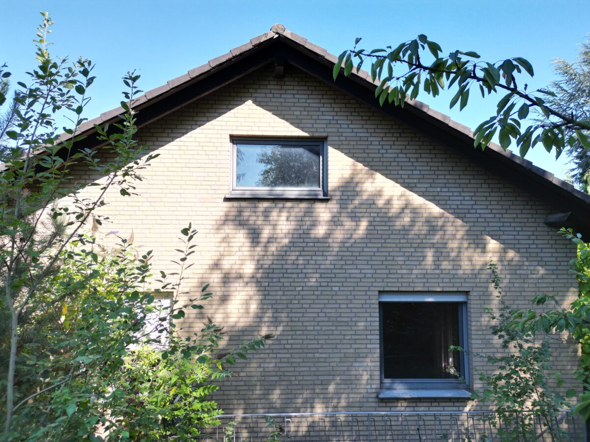 Außenansicht mit Kellerabgang