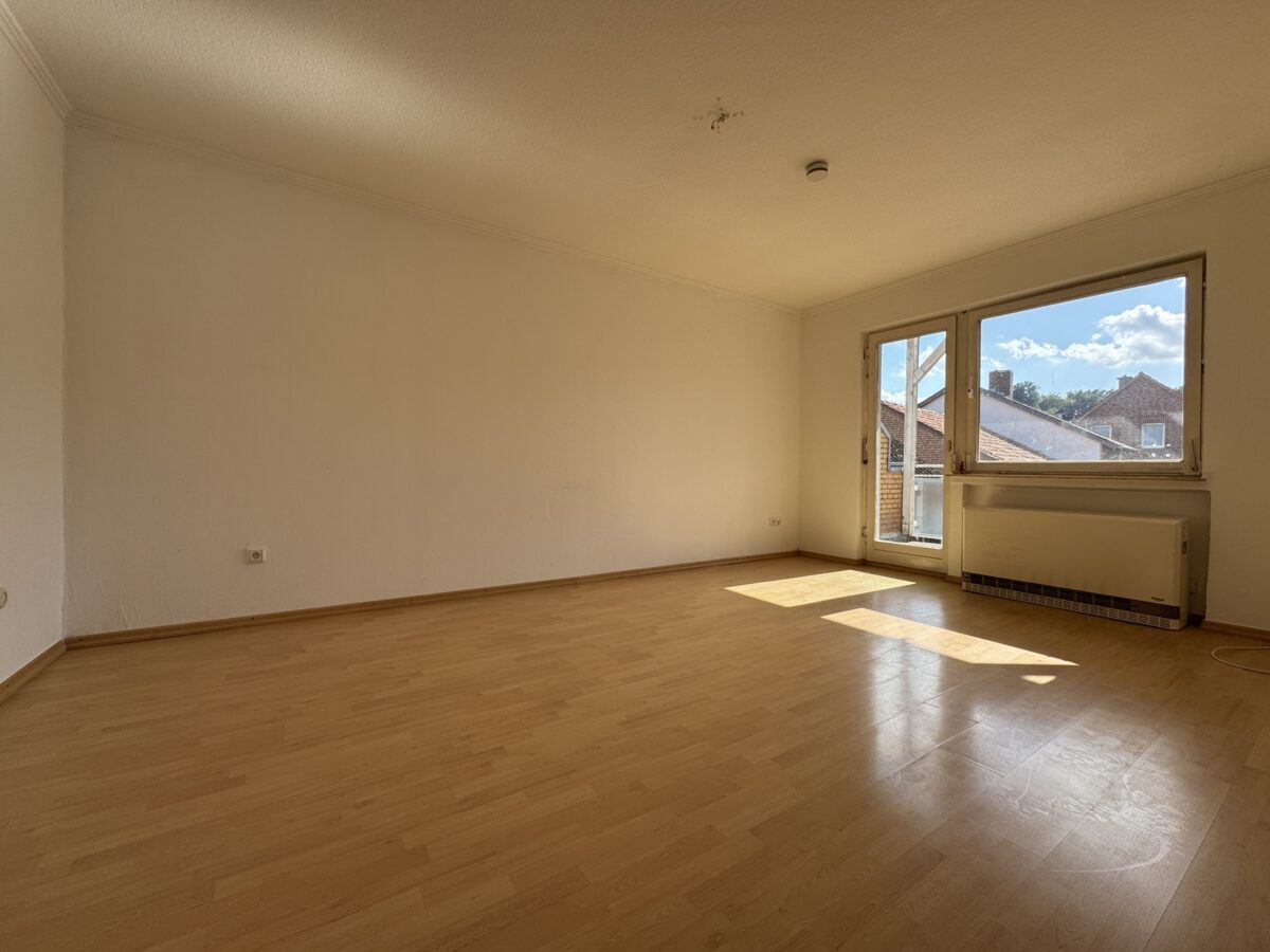 Wohnzimmer mit Balkonzugang