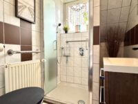 Badezimmer mit Dusche OG