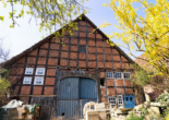 RUDNICK bietet: Charmantes Bauernhaus mit Geschichte und Potenzial - Außenansicht Scheune