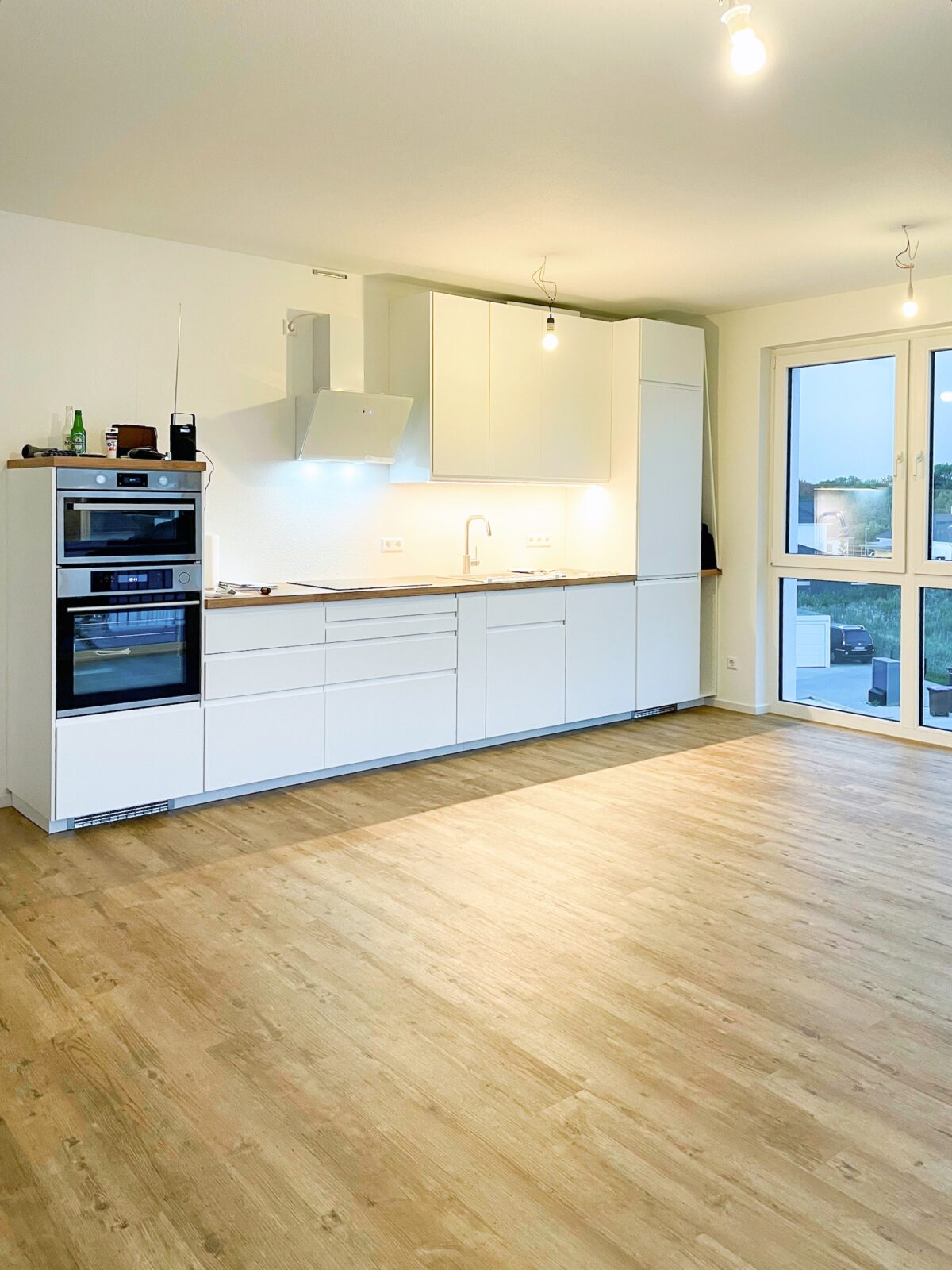 Wohnzimmer mit Einbauküche