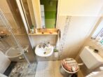 RUDNICK bietet: WEITBLICK auf den Deister... Gepflegtes Reihenhaus im Ortsteil Langreder - Gäste WC mit ebenerdiger Dusche