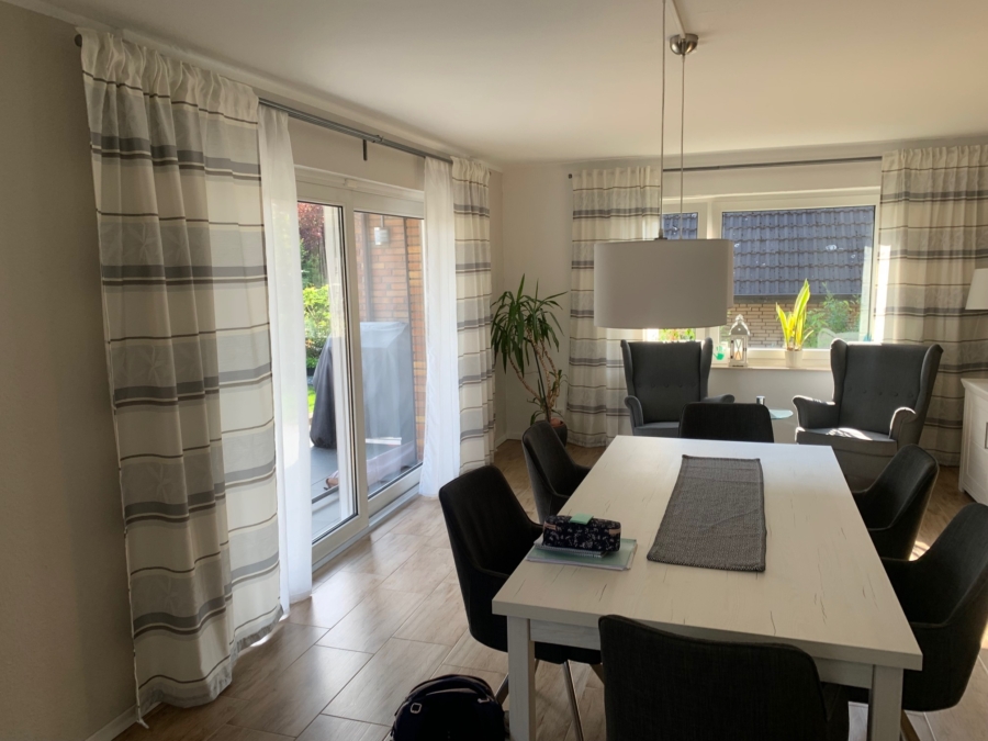 Essbereich mit Zugang zur Terrasse