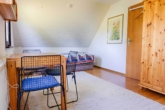 Ländliche Eleganz trifft Toplage - Fachwerkjuwel in wassernähe von Großenheidorn - 1. Schlafzimmer