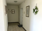 RUDNICK bietet KAPITALANLAGE: 3-Zimmer-Wohnung mit Balkon und Fahrstuhl - Hausflur