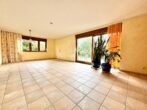 RUDNICK bietet BARRIEREARM und PFLEGELEICHT: Gepflegter Bungalow in ruhiger Lage - Wohnzimmer mit Zugang zur Terrasse