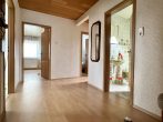 RUDNICK bietet ZENTRAL WOHNEN: Schönes Einfamilienhaus mit Potenzial - Flur (OG)