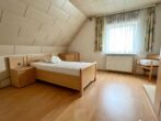 RUDNICK bietet ZENTRAL WOHNEN: Schönes Einfamilienhaus mit Potenzial - Schlafzimmer (OG)