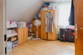 RUDNICK bietet 3-Familienhaus mit Blick aufs Landschaftsschutzgebiet - Schlafzimmer Altbau OG
