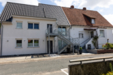 RUDNICK bietet 3-Familienhaus mit Blick aufs Landschaftsschutzgebiet - Hausansicht