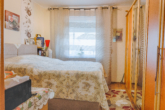 RUDNICK bietet 3-Familienhaus mit Blick aufs Landschaftsschutzgebiet - Schlafzimmer Altbau EG