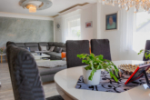 RUDNICK bietet 3-Familienhaus mit Blick aufs Landschaftsschutzgebiet - Wohn- Essbereich