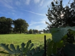 RUDNICK bietet 3-Familienhaus mit Blick aufs Landschaftsschutzgebiet - Feldrandlage