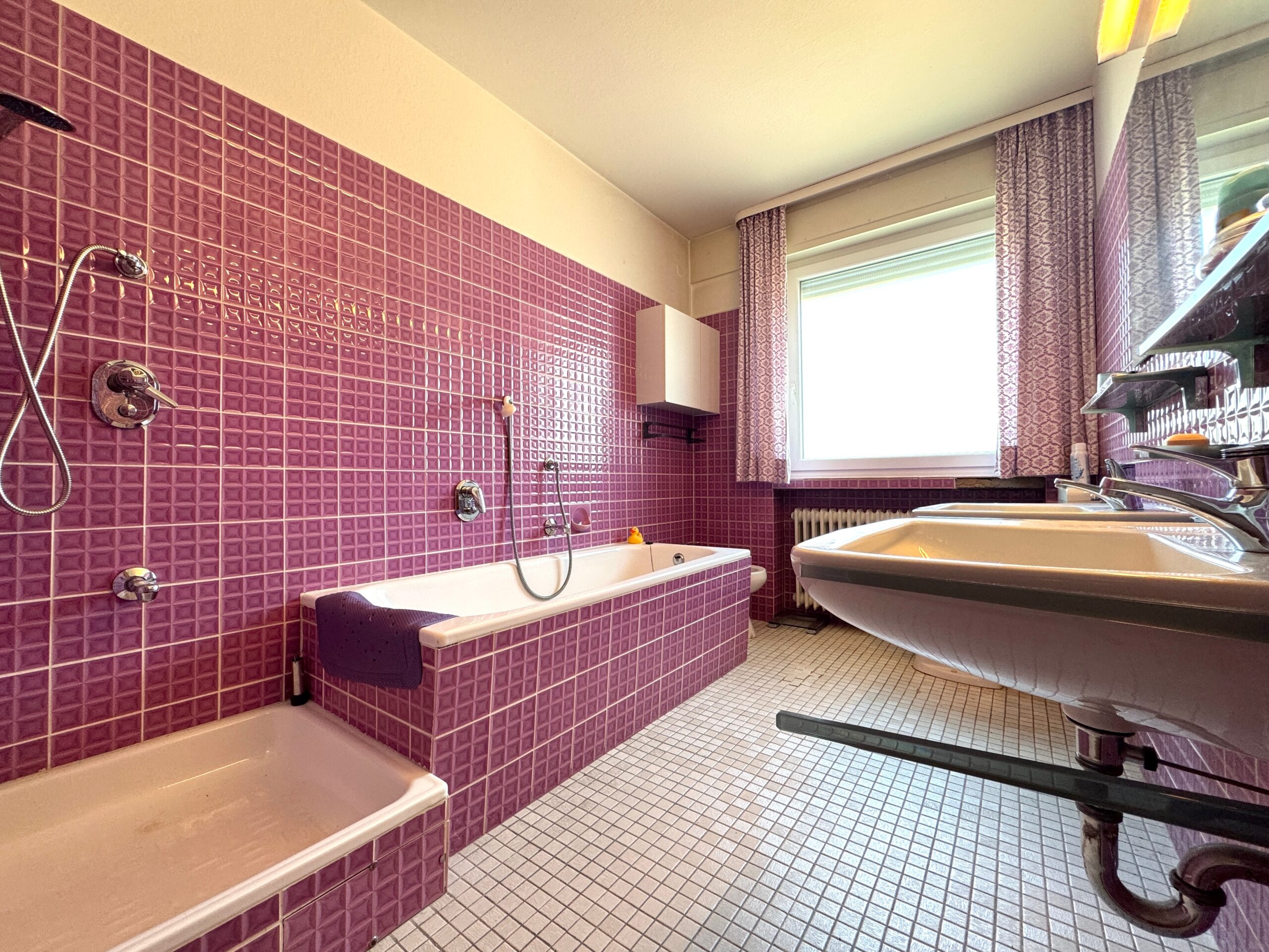 Bad mit Dusche, Wanne und 2 Waschbecken im OG