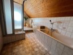 RUDNICK bietet: PROVISIONSFREI für den Käufer... Tolles 2 Familienhaus mit viel Platz - Badezimmer mit Wanne/Dusche Wohnung 1