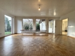 RUDNICK bietet LAGE, LAGE, LAGE: großzügiger Bungalow in zentraler Lage von Wunstorf - Wohnzimmer