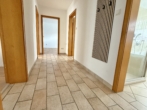RUDNICK bietet WOHNGLÜCK: Attraktive 3-Zimmer-Hochparterrewohnung mit Balkon und Garage in Gehrden - Flur