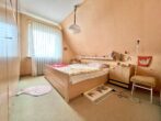 Rudnick bietet BEZAHLBAR + POTENTIAL: Doppelhaushälfte auf Eckgrundstück mit Erweiterungspotential - Schlafzimmer (OG)