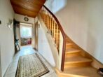 Rudnick bietet BEZAHLBAR + POTENTIAL: Doppelhaushälfte auf Eckgrundstück mit Erweiterungspotential - Eingangsbereich mit Treppenaufgang