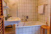 RUDNICK bietet - altes Bauernhaus mit großem Garten und viel Potenzial *RESERVIERT* - Wannenbad