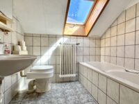 Badezimmer mit Badewanne OG
