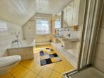 RUDNICK bietet EINZIEHEN UND WOHLFÜHLEN: schönes Einfamilienhaus für die Familie - Dusch- und Wannen-Bad OG