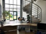 RUDNICK bietet 6 x RENDITE: Bürogebäude mit Fahrzeughalle in guter Lage - Foyer und Treppe Nebengebäude