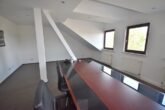 RUDNICK bietet 6 x RENDITE: Bürogebäude mit Fahrzeughalle in guter Lage - Besprechungsraum Hauptgebäude