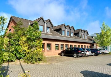 RUDNICK bietet 6 x RENDITE: Bürogebäude mit Fahrzeughalle in guter Lage, 31535 Neustadt am Rübenberge, Bürogebäude