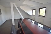 RUDNICK bietet 6 x RENDITE: Bürogebäude mit Fahrzeughalle in guter Lage - Besprechungsraum Hauptgebäude