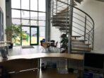 RUDNICK bietet 6 x RENDITE: Bürogebäude mit Fahrzeughalle in guter Lage - Foyer und Treppe Nebengebäude