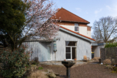 RUDNICK bietet WOHNEN MIT RAUMGEFÜHL – Galerie, Sauna & 910 m² Grundstück - Außenansicht