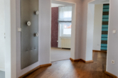 RUDNICK bietet WOHNEN MIT RAUMGEFÜHL – Galerie, Sauna & 910 m² Grundstück - Flur im OG
