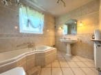 Badezimmer mit Wanne ...