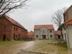 RUDNICK bietet NÄHE HEMMINGEN: Fast bezugsfertiger Neubau mit Wärmepumpe, Photovoltaik ... - Blick auf das Bauernhaus