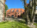 RUDNICK bietet NÄHE HEMMINGEN: Fast bezugsfertiger Neubau mit Wärmepumpe, Photovoltaik ... - Blick vom Garten auf das Bauernhaus